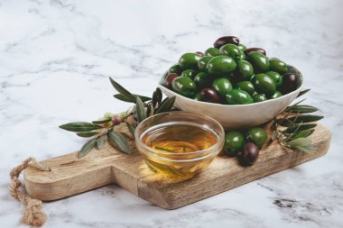 Chalkidiki zeytinleri, klasik Yunan yeşil zeytinleri, kesme tahtasındaki bir kasede, üst manzara, insanlar olmadan.,