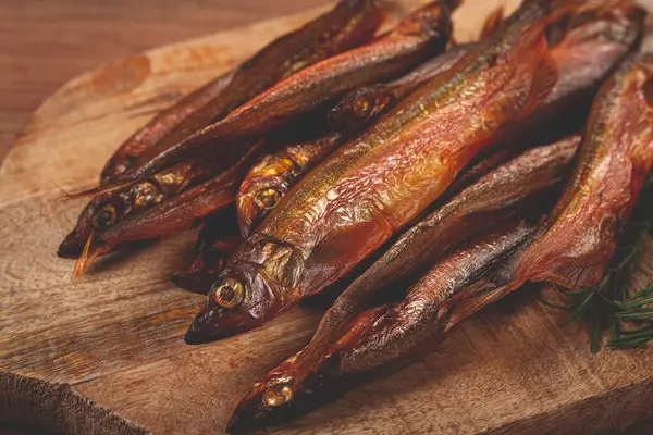 Soğuk füme capelin, ahşap kesim tahtasının üzerinde, insan yok.,