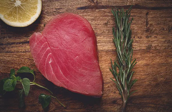 Taze kırmızı ton balığı filetosu, biftek için, çiğ, üst görünüm, kesme tahtasında, insan yok.,