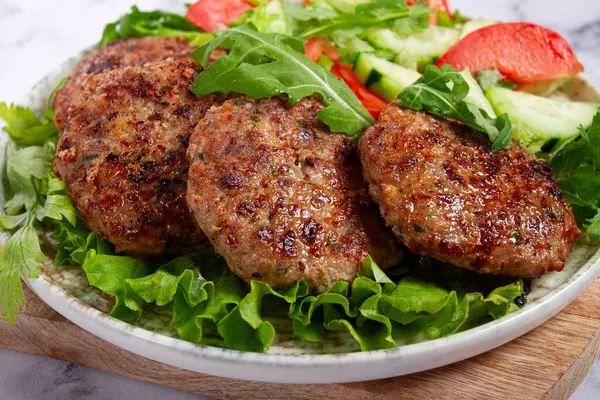 Kızarmış pirzola, kıyma, sebze salatası, ev yapımı, üst manzara, insan yok.,