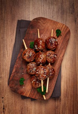 Tsukune, Japon köftesi, doğranmış tavuk, şişte kızartılmış, yakitori soslu, ev yapımı, insan yok.,