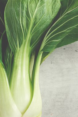 Taze bok choy, yakın plan, açık gri yüzey, üst manzara, doğal ışık,