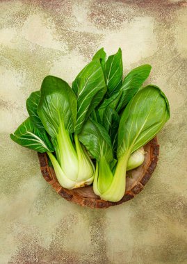 Taze bok choy, yakın plan, ahşap bir kasede, üst manzara, insan yok.,
