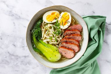 Ördek ve erişteli ramen çorbası, yumurtalı ve kakaolu, ev yapımı, insan yok.,
