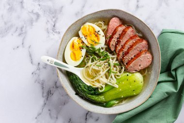 Ördek ve erişteli ramen çorbası, yumurtalı ve kakaolu, ev yapımı, insan yok.,