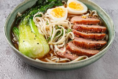 Ördek ve erişteli ramen çorbası, yumurtalı ve kakaolu, ev yapımı, insan yok.,