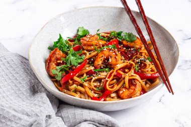 udon eriştesi, sebzeli ve taze otlu karides, çubuklu bir kâse, hafif arka plan, ev yapımı, insan yok.,