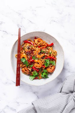 udon eriştesi, sebzeli ve taze otlu karides, çubuklu bir kâse, hafif arka plan, ev yapımı, insan yok.,