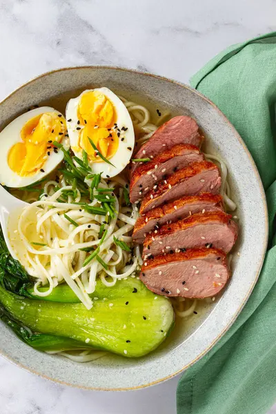 Ördek ve erişteli ramen çorbası, yumurtalı ve kakaolu, ev yapımı, insan yok.,