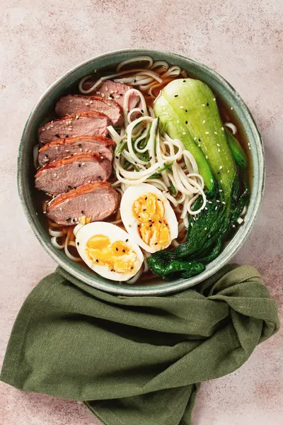 Ördek ve erişteli ramen çorbası, yumurtalı ve kakaolu, ev yapımı, insan yok.,