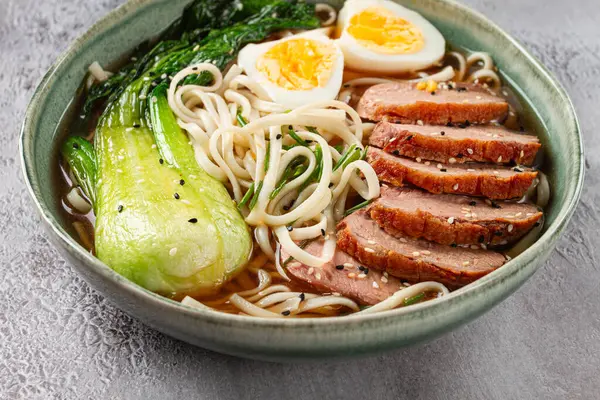 Ördek ve erişteli ramen çorbası, yumurtalı ve kakaolu, ev yapımı, insan yok.,