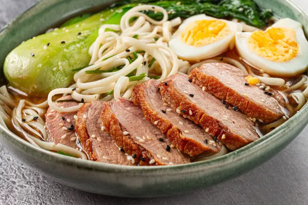 Ördek ve erişteli ramen çorbası, yumurtalı ve kakaolu, ev yapımı, insan yok.,