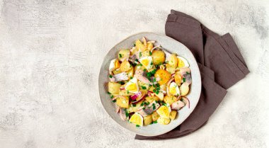 Ringa balıklı patates salatası, İskandinav mutfağı, ev yapımı, insan yok.,