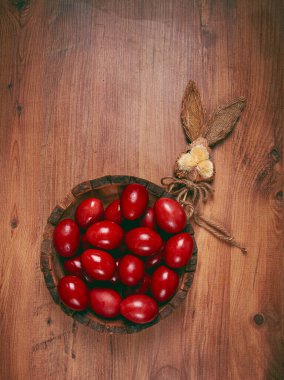 Ahşap bir kaseye boyanmış yumurtalar, kırmızı, boyalı daha çılgın boya, endro köklerinden gelen toz, soğan kabukları, üst manzara, Paskalya, Georgia,