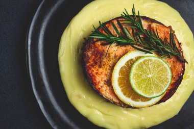 Somon bifteği, kızarmış patates, patates püresi, biberiye, limon ve limon, ev yapımı, tek porsiyon, insan yok.,