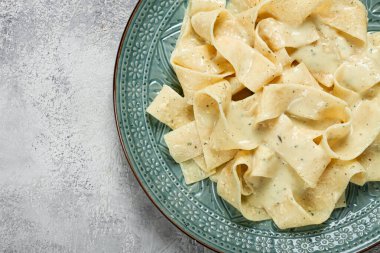 Kremalı sarımsak soslu makarna, geleneksel İtalyan mutfağı, makarna, ev yapımı, insan yok.,