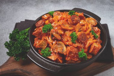 Bigos, Bigus ulusal bir Polonya yemeğidir. Lahana ve etten yapılmıştır. Haşlanmış, ev yapımı, insan yoktur.,