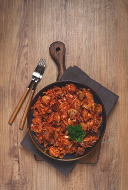 Bigos, Bigus ulusal bir Polonya yemeğidir. Lahana ve etten yapılmıştır. Haşlanmış, ev yapımı, insan yoktur.,