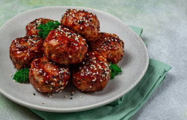 Tsukune, Japon köftesi, doğranmış tavuk, şişte kızartılmış, yakitori soslu, ev yapımı, insan yok.,