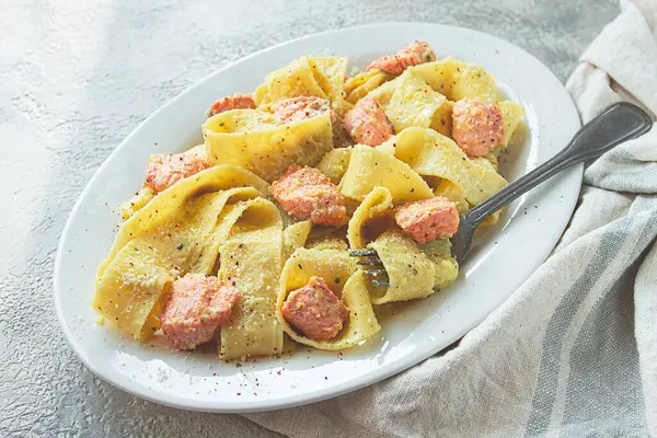 Papardelle makarna, somonlu kremalı sos, doğal ışık, yaşam tarzı, ev yapımı, gri arka planda insan yok.,