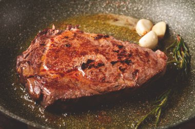 Kızarmış biftek, biftek, pirzola, kızartma tavasında, üst manzara, insan yok.