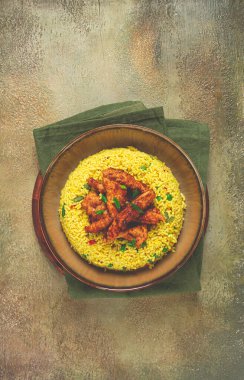 Soya soslu tavuk fileto, kızarmış pilav, ev yapımı, insan yok.,