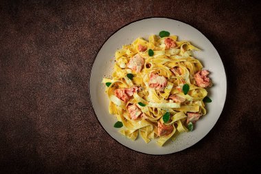 Tagliatelle makarnası, krema soslu, somonlu, ev yapımı, insan yok.,