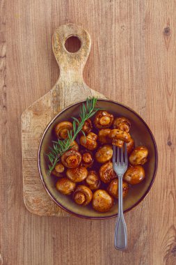 Kızarmış mantar, baharatlı, soya soslu, vejetaryen yemeği, ev yapımı, insan yok.,