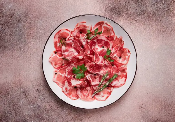 Dilimlenmiş jambon, prosciutto, İtalyan yemeği, lezzet, parma jambonu, üst manzara, insan yok.,