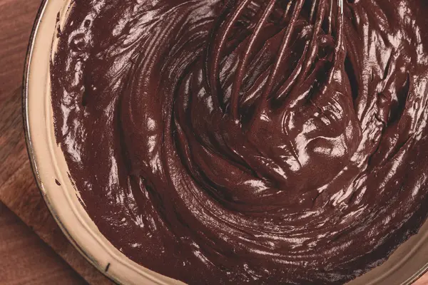 Bir kase çikolata hamuru, çırpma, pişirme, yapı ve tutarlılık için çırpma, ev yapımı, üst görünüm, insan yok.,
