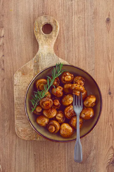 Kızarmış mantar, baharatlı, soya soslu, vejetaryen yemeği, ev yapımı, insan yok.,