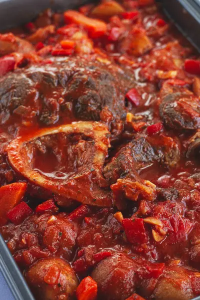 Sebzeli ossobuco yahnisi, kemiğe eklem, yeni patatesler, domates sosu, ev yapımı, üst manzara, insan yok.,
