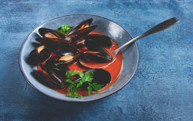 Fra Diavolo midyesi, domates soslu midye, İtalyan yemeği, mavi arka planda, ev yapımı, insan yok.,