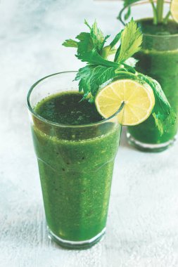 Yeşil smoothie, kereviz ve ıspanak, elma ve kivi, salatalık, sebze suyu, kahvaltı, ev yapımı, insan yok.,