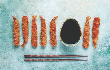 Tempura soslu kızarmış kaplan karidesi, soya sosu, yemek çubuğu.,