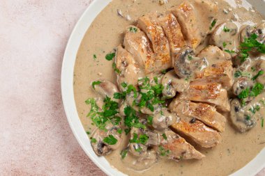 Krema soslu tavuk, mantarlı, tabakta, insan yok.