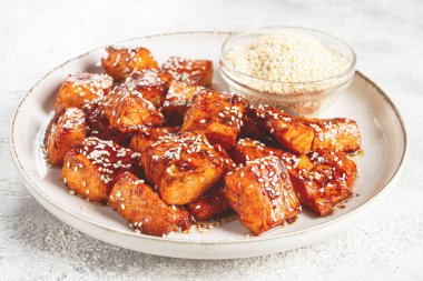 Susam tohumlu kızarmış somon teriyaki.,