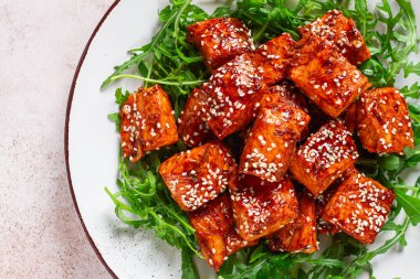 Kızarmış somon dilimleri, susamlı teriyaki roka salatası, en iyi manzara.,