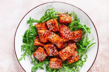 Kızarmış somon dilimleri, susamlı teriyaki roka salatası, en iyi manzara.,