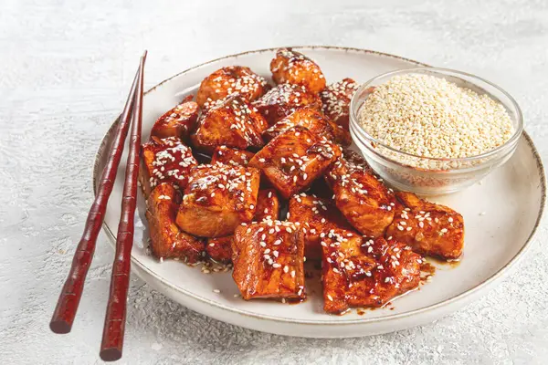 Susam tohumlu kızarmış somon teriyaki.,