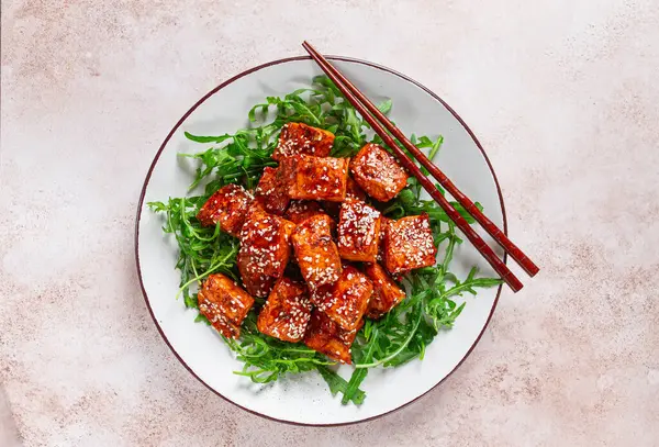 Kızarmış somon dilimleri, susamlı teriyaki roka salatası, en iyi manzara.,