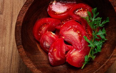 Dilimlenmiş domates, ahşap tabakta, domates salatası, yemek geçmişi, insan yok.,