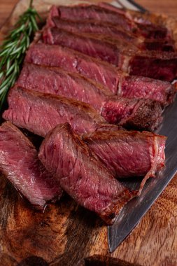 Kızarmış biftek, biftek, kaburga bifteği, dilimlenmiş biftek, doğrama tahtasında, üst manzara, insan yok.