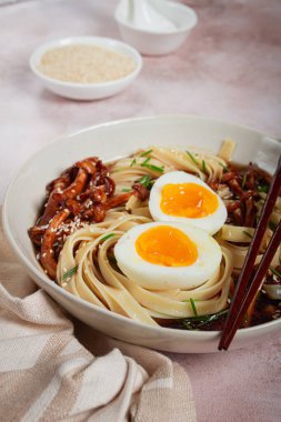 Shimeji mantarlı karabuğday eriştesi, haşlanmış yumurta, yeşil soğan, susam tohumu, insan yapımı olmayan ev yapımı.,