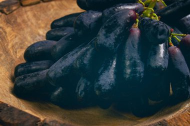 Bir demet siyah üzüm, kishmish çeşidi, siyah parmak, ophelia, Annushka,