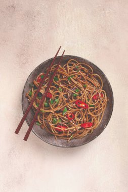 udon eriştesi, shimeji mantarlı, sebzeli, soslu, susam tohumlu, yeşil soğanlı, Asya vejetaryen yemeği, yatay, insan olmadan,