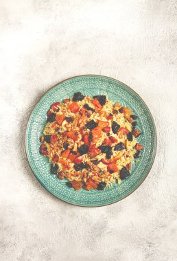 pirinç yemeği, kurutulmuş meyve, fındık ve baharat ile birlikte Orta Doğu mutfağı, ev yapımı, insan yok.,