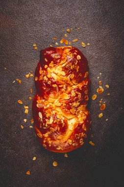 örgülü, tatlı ekmek turtası, dilimlenmiş badem, kahvaltı, örgülü ekmek, brioche, koyu bir arka plan, üst manzara, insan yok.,