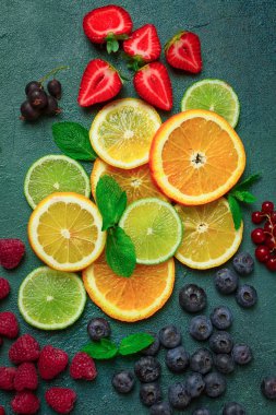 Meyve ve böğürtlen karışımı, set, çeşni, dilimlenmiş narenciye, ahududu, yabanmersini, nane yaprağı, çilek, kırmızı frenk üzümü, gıda arka planı, meyve duvar kağıdı,