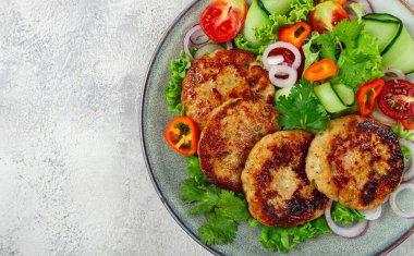 Kızarmış tavuk pirzolası, doğranmış tavuk, sebzeli, gri, sebze salatası, üst manzara, ev yapımı, insan yok.,